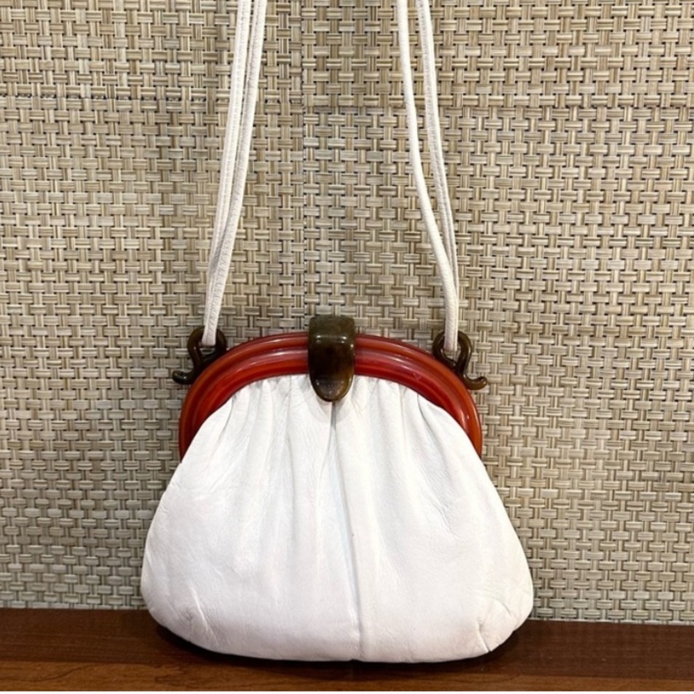 🌟3xHP🌟VTG 1970s Vintage White Leather Shoulder Bag with Red & Brown Lucite Frame